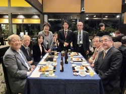 懇親会にご出席いただいた大久保吉修神奈川県医師会長（左から2番目）、安倍信三秦野伊勢原医師会長（右から2番目）と病院関係者