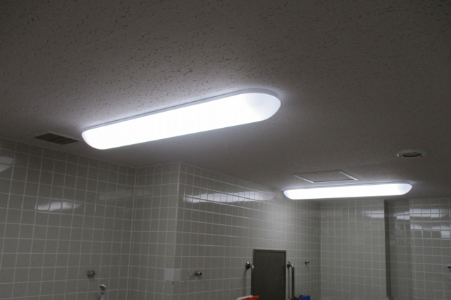 天井を張り替え浴室内が明るくなりました