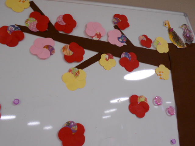 2月のレクリエーションで鳥と梅の花を作りました