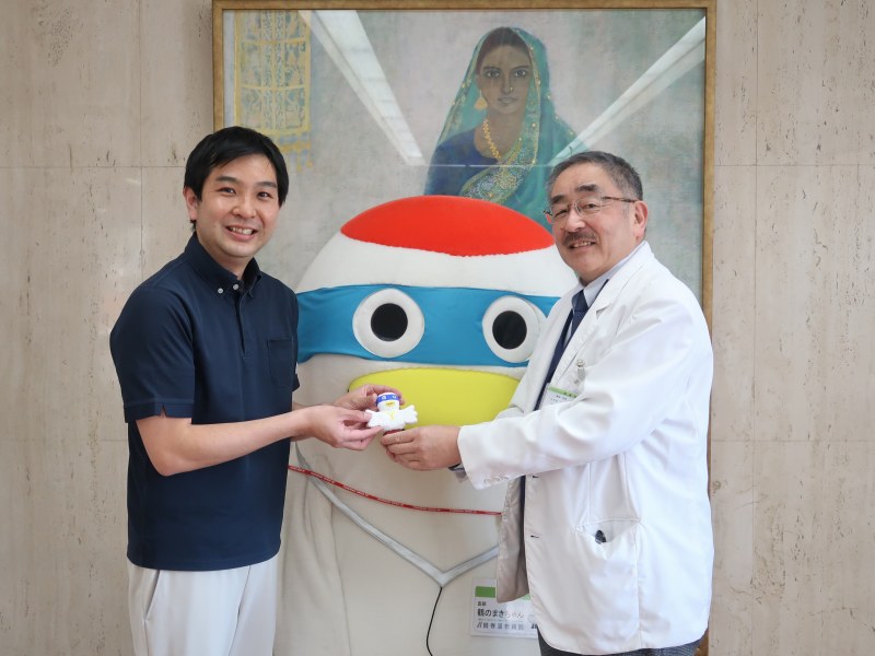 「木彫りの鶴のまきちゃん」を清水さんにプレゼント  作：左龍太郎