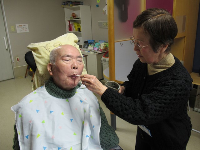 お酒をスポンジブラシに湿らせて、味わって頂きました。写真撮影日　2020年1月27日